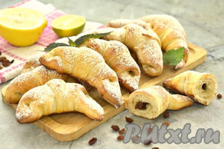 Очень вкусные, воздушные, аппетитные рогалики с изюмом станут приятным дополнением и к чаю, и к кофе, а готовятся они из слоёного теста и просто, и быстро.