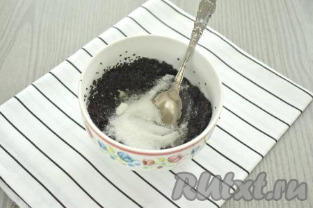 После того как с мака стечёт лишняя вода, перекладываем его в небольшую миску, всыпаем сахар, перемешиваем и начинка для рогаликов готова.