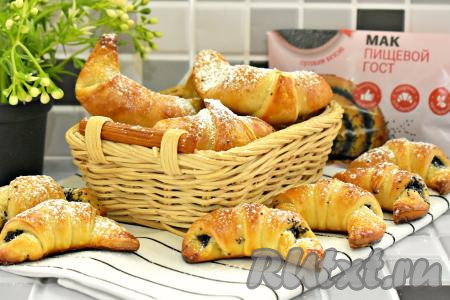 Противень достаём из духовки, даём&nbsp;готовой выпечке&nbsp;слегка остыть и можно подавать к столу. Рогалики, благодаря слоёному тесту, получились аппетитными, воздушными, а начинка из мака сделала их очень вкусными. Я подавала к столу полностью остывшую выпечку, посыпав сахарной пудрой.