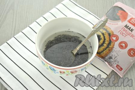 Мак всыпаем в небольшую миску, полностью заливаем кипящей водой и оставляем на 30-40 минут. Достаём из морозилки слоёное тесто, оставляем его размораживаться при комнатной температуре. Для этой выпечки подойдёт как слоёное дрожжевое тесто (из него я и готовила), так и слоёное бездрожжевое тесто. После того как мак пропарится в кипятке в течение 30-40 минут, откидываем его на сито с мелкими ячейками (или процеживаем через марлю, сложенную в 2-3 раза), даём воде стечь.