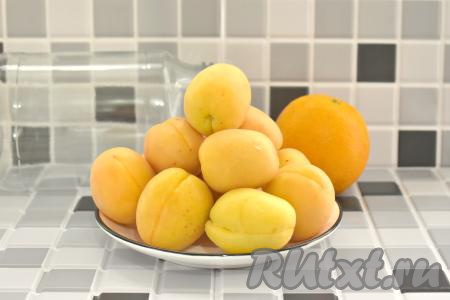 Расчёт продуктов даю на 2 банки объёмом по 1 литру. Банки нужно простерилизовать удобным для вас способом (я стерилизую над паром в течение 3-4 минут), прокипятить крышки (я кипячу крышки в течение 2-3 минут с момента закипания воды в кастрюле).&nbsp;Абрикосы выбирайте упругие, не подпорченные. Сразу ставим кипятиться 1,5 литра воды.