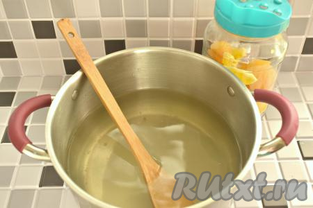 По прошествии 20 минут воду из банок с фруктами сливаем в кастрюлю (удобно сливать воду, надев на банку специальную крышку с дырочками). В кастрюлю с водой, слитой из банок, всыпаем сахар, перемешиваем, ставим на огонь, после закипания провариваем сироп на небольшом огне 1-2 минуты (кристаллы сахара должны раствориться).