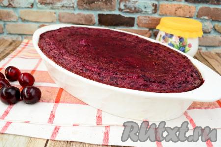 Творожную запеканку с черешней выпекать в духовке, заранее разогретой до 180 градусов, в течение 40 минут. Готовность запеканки проверяйте по верхнему слою, он должен схватиться и не быть влажным.