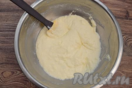 Перемешать тесто для запеканки и оставить его на 10 минут, чтобы манка набухла. Тесто должно получиться в меру густым, однородным и вязким.