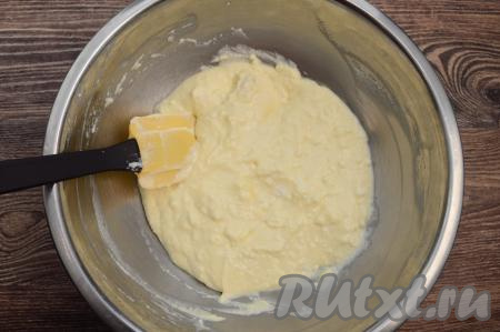 Перемешать творог с яйцами и сахаром до однородности (я размяла вначале вилкой, а затем довела массу до однородности лопаткой).