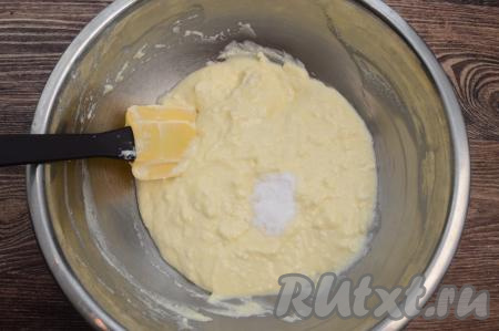 В получившуюся творожную массу всыпать разрыхлитель, хорошо перемешать.