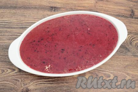 Затем влить в форму пюре из черешни, разровнять.