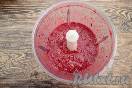 Измельчить черешню с сахаром и крахмалом до однородности. Если нет измельчителя, можно измельчить погружным блендером.