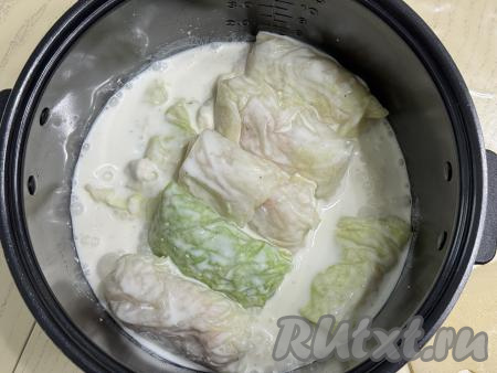 Залить голубцы сметанным соусом.&nbsp;