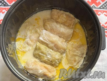 Поместить чашу в мультиварку, закрыть крышку. Установить режим "Тушение" на 1 час. Готовить голубцы в сметанном соусе до звукового сигнала.&nbsp;&nbsp;