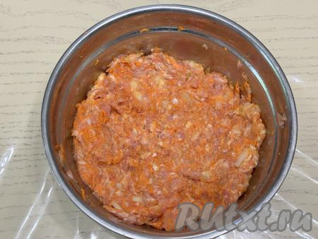 В миске соединить мясной фарш, морковь и лук, посолить по вкусу, добавить чёрный молотый перец, тщательно вымесить фарш.&nbsp;