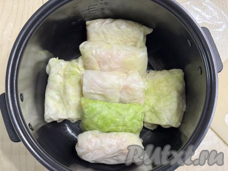 Выложить голубцы в чашу мультиварки.&nbsp;