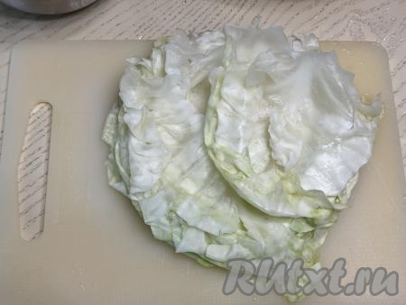 Капустные листья размягчить любым способом. Я помещаю&nbsp;кочан в пакет и отправляю на 5-7 минут в микроволновку на максимальную мощность, затем снимаю обмякшие листочки, снова помещаю капусту в микроволновку на 5-7 минут, обмякшие листы снимаю. Если не хотите готовить в микроволновке, тогда можно поместить кочан в кастрюлю с кипящей водой, проварить минут 5, обмякшие листы снять, затем продолжить отваривать, снимая слегка обмякшие капустные листы. В этот раз мне для приготовления голубцов понадобились 7 листов капусты. Дать листам немного остыть.