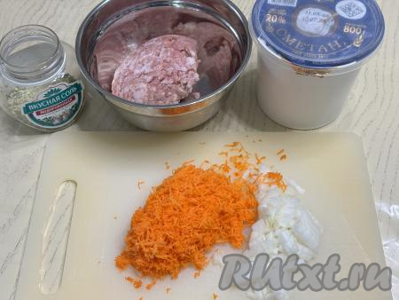 Подготовить продукты для приготовления голубцов в сметанном соусе в мультиварке. Лук и морковь почистить. Лук мелко нарезать, морковь натереть на мелкой тёрке. Сметану можно взять любой жирности (я купила жирностью 20%). Фарш для начинки для голубцов можно взять как покупной, так и приготовленный в домашних условиях, пропустив любые кусочки мяса (например, говядину, свинину, индейку или курицу) через мясорубку. Я использовала свиной фарш.