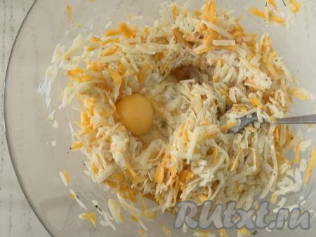 Сюда же вбить сырое яйцо, перемешать. Посолить по вкусу, снова перемешать.&nbsp;