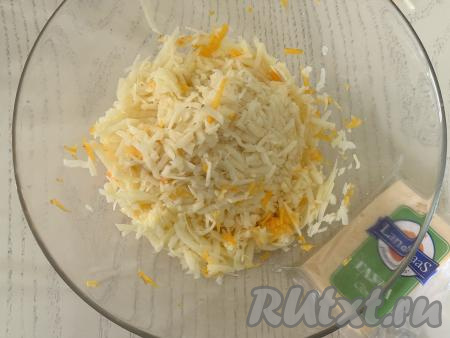 В эту же миску натереть на крупной тёрке 600 грамм очищенной картошки.&nbsp;