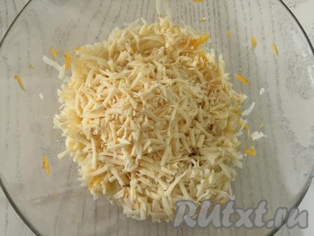 К картошке и тыкве добавить натёртый на крупной тёрке сыр.&nbsp;