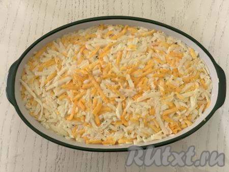 Форму для запекания (я использовала форму размером 24 сантиметра на 16 сантиметров) немного смазать растительным маслом, выложить овощную массу,&nbsp;слегка утрамбовать. Поставить форму в разогретую до 180 градусов духовку, готовить запеканку из картошки и тыквы минут 40-45 (до золотистого цвета).&nbsp;