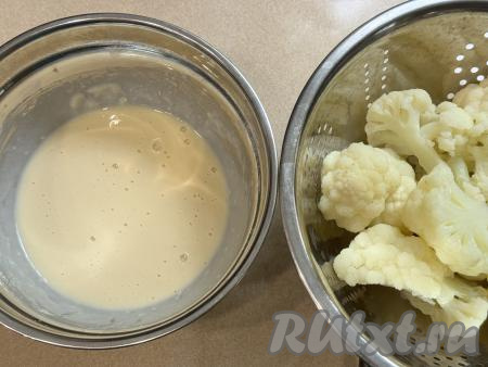 Добавляя муку, учитывайте, что кляр не должен быть слишком густым, но и жидким он быть не должен. В дальнейшем он должен хорошо держаться на цветной капусте, не стекая с неё. Очень важно при добавлении муки ориентироваться на густоту кляра, а не на количество муки, указанное в ингредиентах, ведь величина яйца, жирность молока, качество муки могут быть разными. Цветную капусту, сварившуюся до готовности, откинуть на дуршлаг. После того как вода стечёт, нужно дать капусте немного остыть.