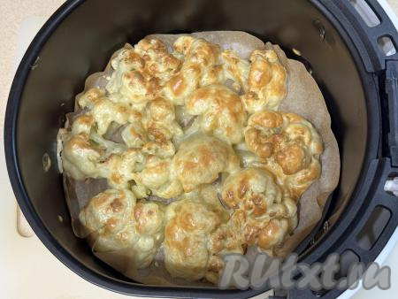 Закрыть крышку аэрогриля. Запекать цветную капусту при температуре 180 градусах 15 минут (до золотистости кляра).