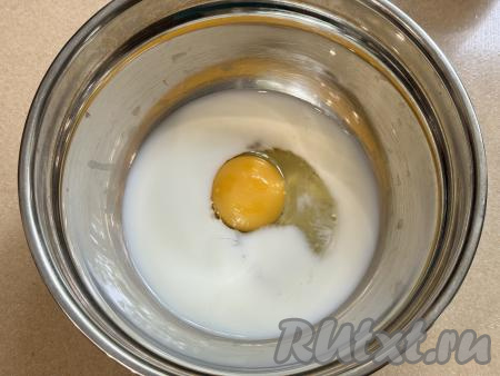Пока капуста отваривается, приготовим кляр. Для этого в миске нужно соединить молоко и яйцо, посолить по вкусу (добавляя соль, учитывайте, что капуста отваривается в подсоленной воде), перемешать венчиком до однородности.&nbsp;