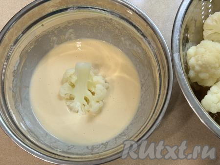 Дно чаши аэрогриля, застелить пергаментом. Окунуть цветную капусту в кляр, покрывая соцветие молочно-яичным кляром со всех сторон.&nbsp;