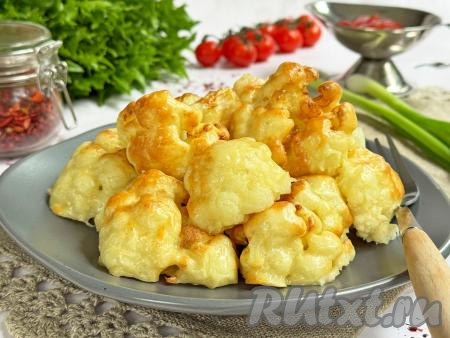 Готовую вкусную, нежную цветную капусту разложить из чаши аэрогриля по тарелкам и в горячем виде подать к столу в качестве самостоятельного блюда или в качестве гарнира. Благодаря кляру, капуста получается очень аппетитной, она отлично разнообразит ваше меню!