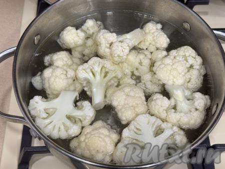 Выложить соцветия цветной капусты в кастрюлю, залить полностью водой, поставить на сильный огонь. После закипания воды, уменьшив огонь и подсолив по вкусу, отварить капусту до готовности (в течение 5-7 минут, готовые соцветия будут легко прокалываться ножом). Продолжительность отваривания во многом зависит от сорта капусты и величины соцветий.