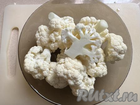 Цветную капусту промыть водой. Разобрать капусту на средние соцветия.&nbsp;