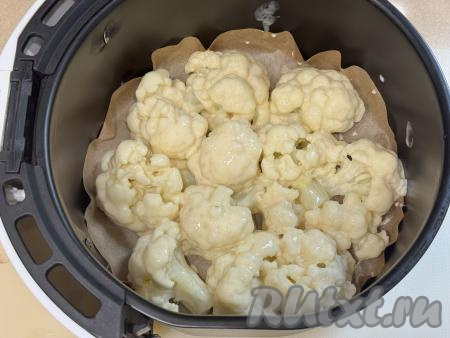 Сразу соцветие капусты, покрытое кляром,&nbsp;выложить в чашу аэрогриля. Предварительно чашу застелить пергаментом. Постепенно покрыть кляром и выложить в один слой в чашу всю капусту.&nbsp;