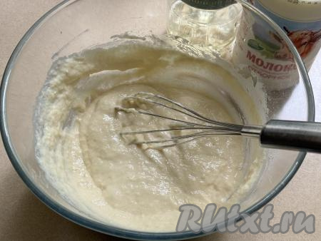 Перемешать блинное тесто венчиком, оно получится густым и однородным.&nbsp;
