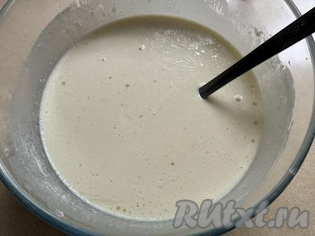 Оставить тесто отдохнуть при комнатной температуре на 10-15 минут. Пока тесто "отдыхает", можно заняться начинкой. Для этого нужно взять 4-5 яиц и отварить их в течение 10 минут с момента закипания воды, после этого дать им остыть.&nbsp;