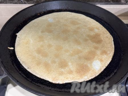 Жарить блин до подрумянивания с двух сторон на среднем огне. Готовый тонкий блинчик переложить на тарелку. Перемешивая периодически тесто и смазывая сковороду маслом только по мере необходимости (я смазываю сковородку только перед жаркой первого блина), постепенно приготовить все блинчики. Из предложенного количества ингредиентов я приготовила 16 блинов.