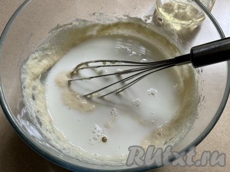 Частями начать вливать в блинное тесто оставшееся молоко, каждый раз полностью его вмешивая. Добавляя молоко, нужно регулировать густоту замешиваемого теста. В результате тесто должно получиться достаточно жидким, но и жидким, как вода, оно быть не должно. Как только добились нужной густоты теста, значит больше молоко добавлять не нужно.&nbsp;