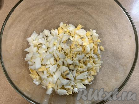 Яйца мелко нарезать, выложить в миску.&nbsp;