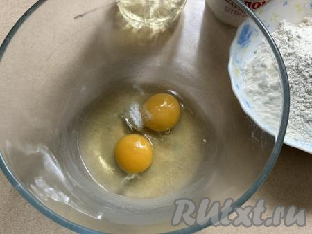 В глубокой миске соединить яйца и соль, слегка перемешать венчиком.&nbsp;