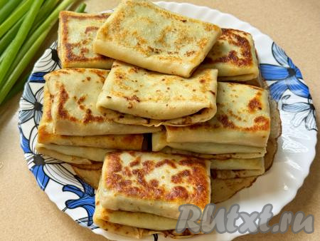 Постепенно обжарить все блинчики с несладкой начинкой, складывая их на тарелку.&nbsp;