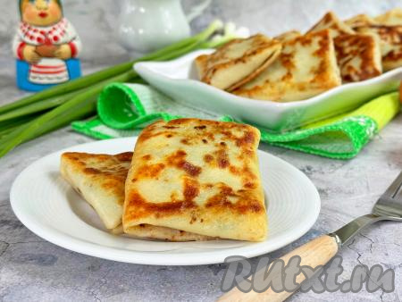 Очень вкусные, аппетитные, нежные блины, фаршированные зелёным луком и яйцом, подать к чаю или в качестве перекуса.