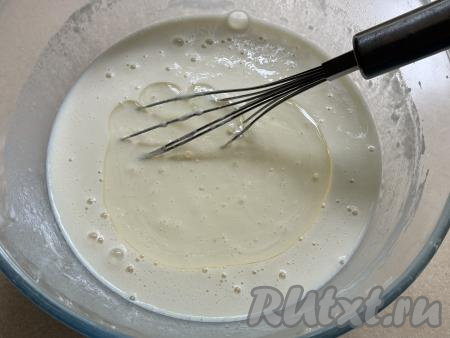 В получившееся тесто для блинов влить 2 столовых ложки растительного масла, перемешать.&nbsp;