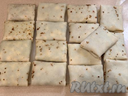 Постепенно сформировать все 16 блинов с&nbsp;луково-яичной начинкой.&nbsp;