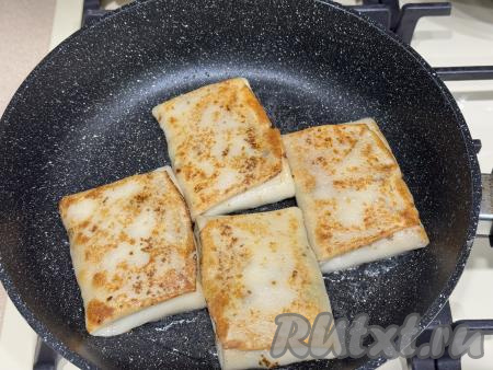 Обжарить фаршированные блины с двух сторон до золотистого цвета на среднем огне.&nbsp;