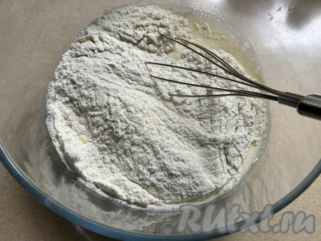 Затем всыпать муку.&nbsp;