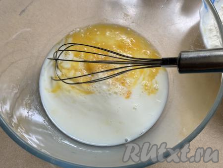 В миску с яичной смесью влить 350 миллилитров молока, перемешать.&nbsp;