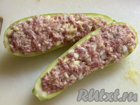 Затем каждую лодочку изнутри подсолить и наполнить начинкой.