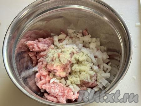К фаршу с луком добавить соль и специи по вкусу, тщательно перемешать. Я взяла специальную соль с добавками сушёного чеснока и сухих трав. Вы можете использовать свои любимые специи для мяса.