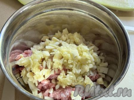 Сердцевину молодого кабачка (она с мелкими семечками), которую мы вынули, мелко нарезать и добавить в миску с фаршем.