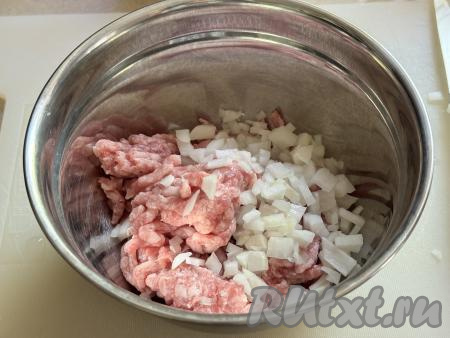 В миске соединить фарш и мелко нарезанный (или пропущенный через мясорубку) очищенный лук.