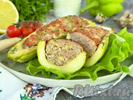 Вкуснейшие, аппетитные лодочки&nbsp;из кабачка с фаршем достать из аэрогриля и подать в горячем виде к столу. Очень удачное блюдо, ведь одновременно готовятся и мясо, и гарнир к нему.