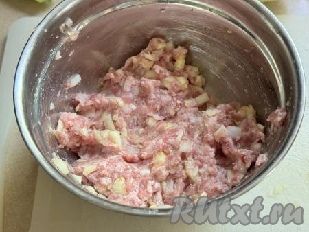 Вмешать кабачок в мясной фарш.