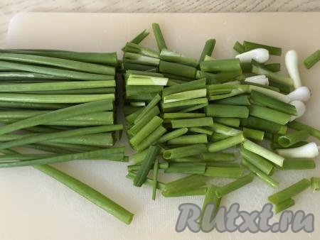 Зелёный лук промыть под проточной водой и обсушить. Обсушенный лук нарезать не мелко.